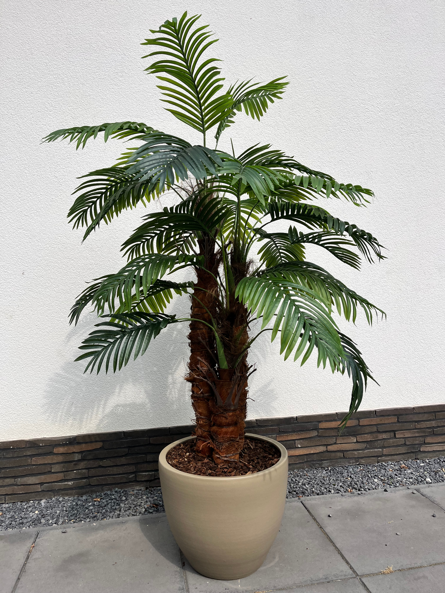 Luxe kunstpalm van 1,90 meter in een zandkleurige sierpot