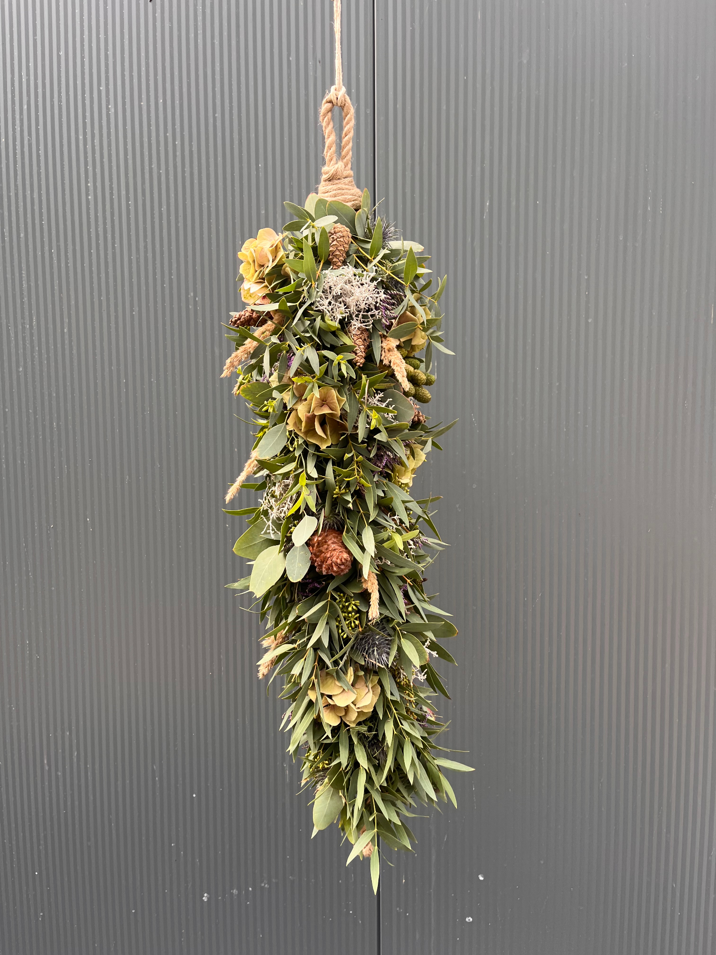 Herfsttoef met eucalyptus, hortensia en dennenappels