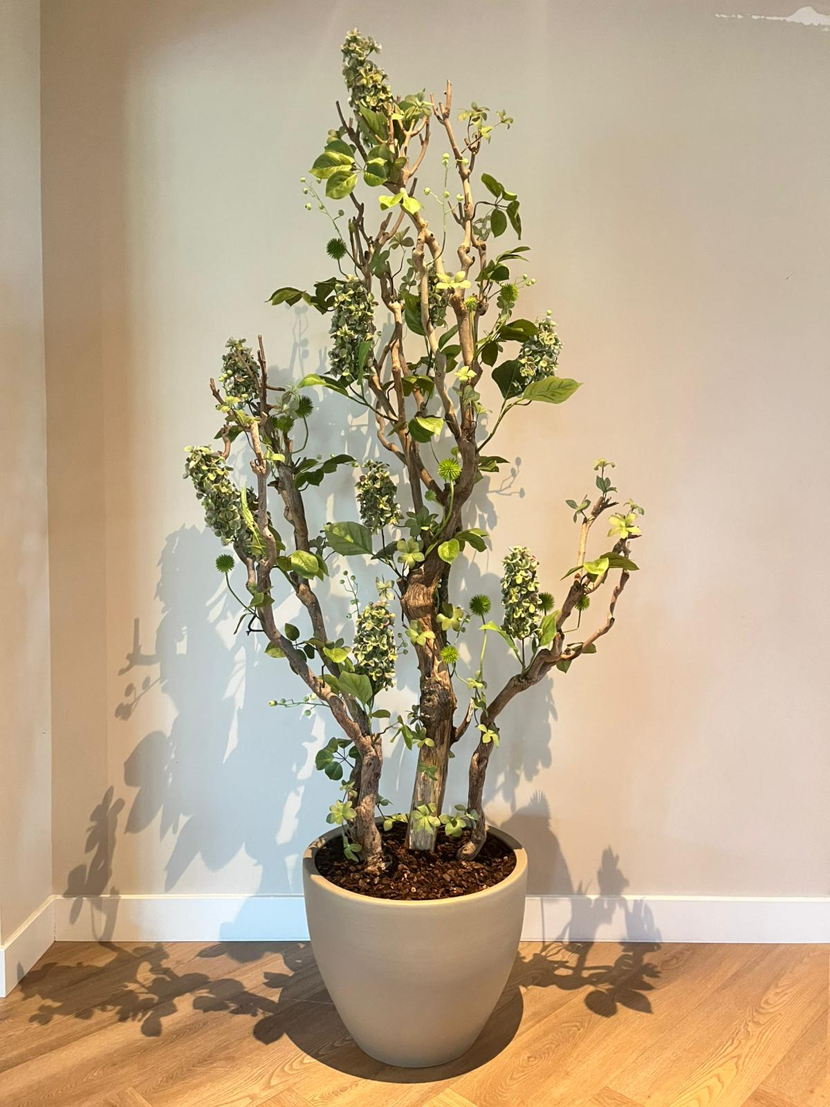 Hoge takkeninstallatie in pot als bloemstyling voor een interieur